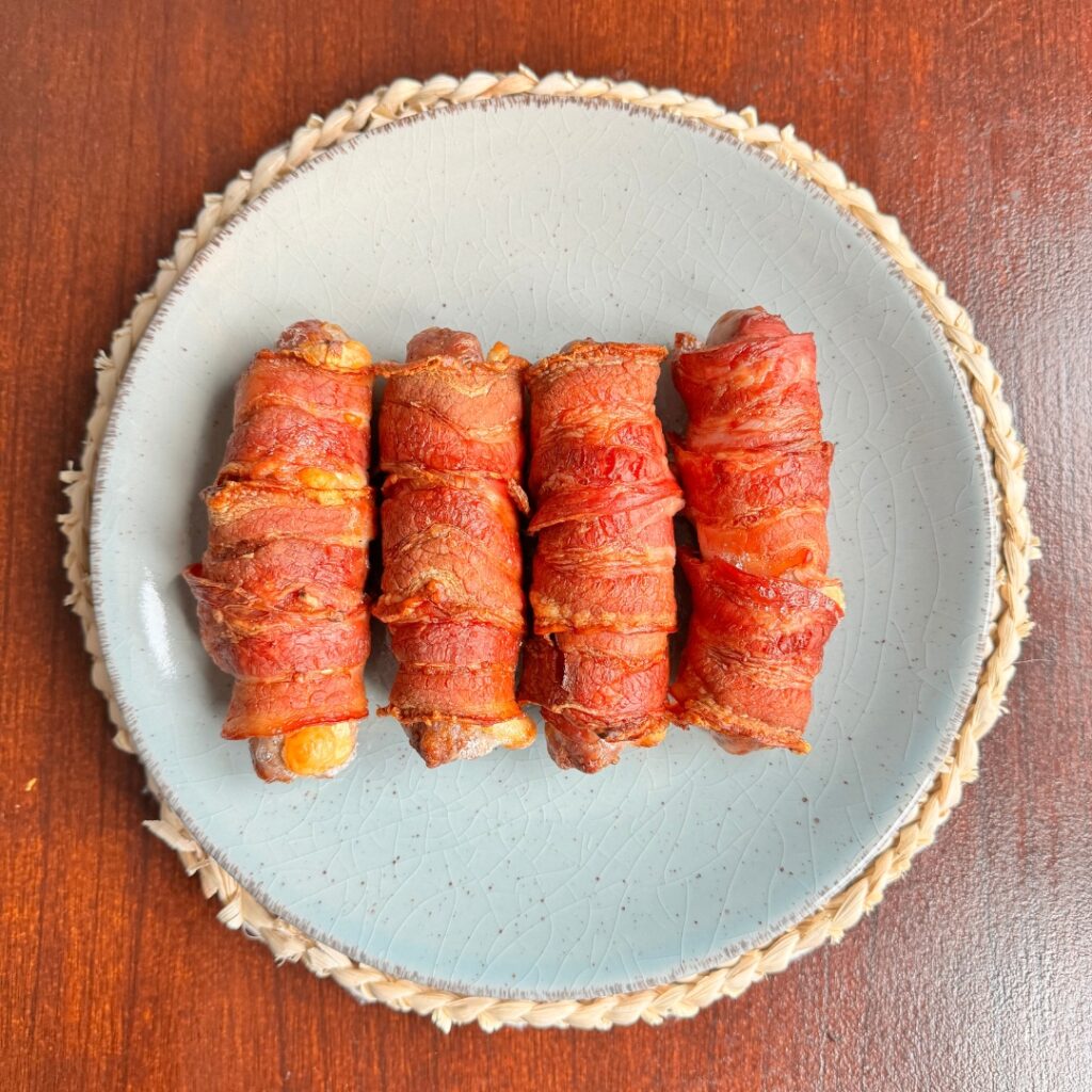 Salchichas rellenas de Queso Brie cubiertas de Bacon Crujiente - Recetas de Willy